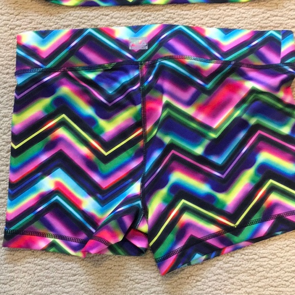 FILA two piece work out set, bought from a posher but it’s big for me. - Picture 3 of 10